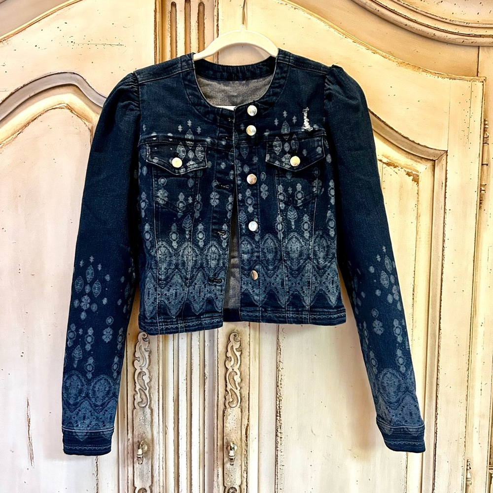 Brand new, never worn! Venus bandana print jean jacket in dark blue, size XS-S.